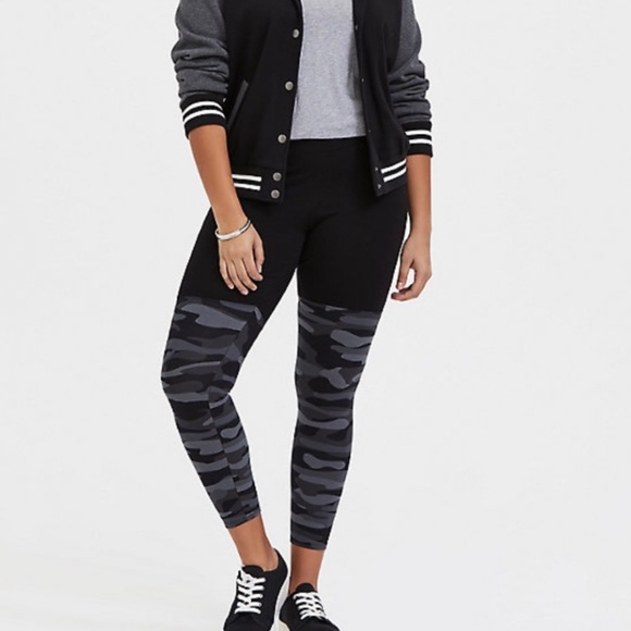Torrid Crop Premium-Legging Grey Camo, Size 1X - Picture 3 of 7